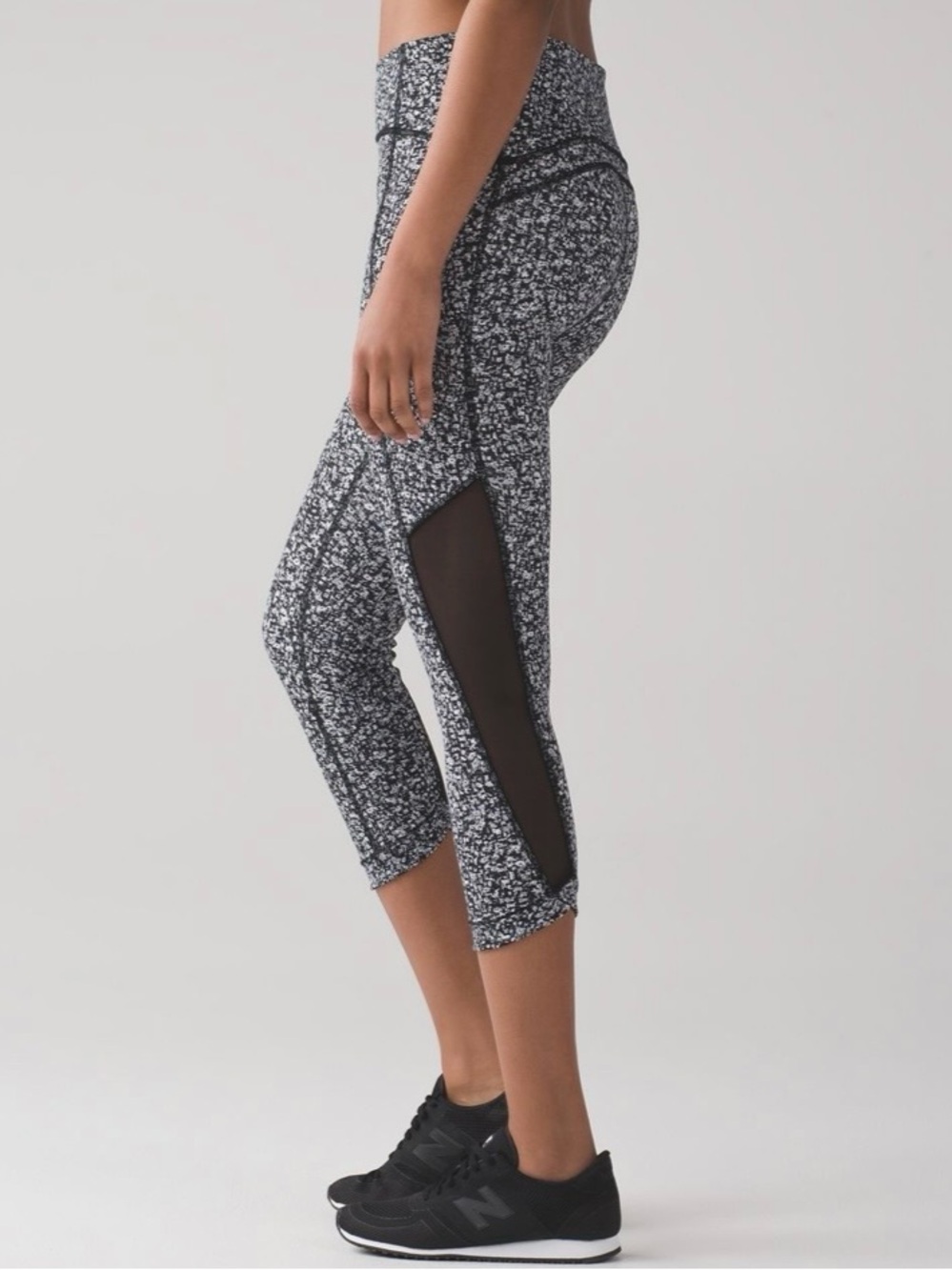 LULULEMON Daisy Dust Alpine White Black Sole Training Crop Active Capri Size 8